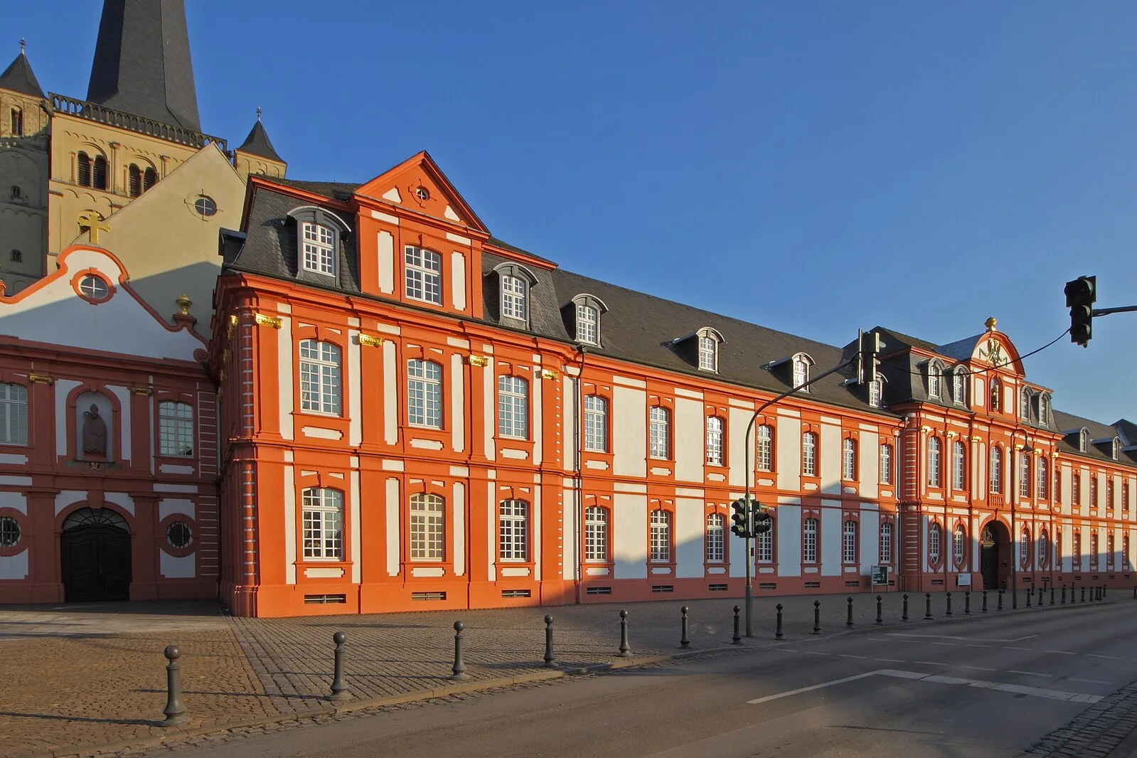 Abtei Brauweiler in Pulheim, romanische Klosteranlage mit barockem Prälaturbau